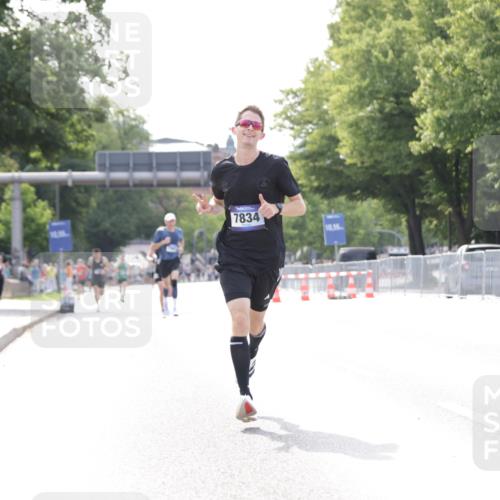 29.06.2025 - hella hamburg halbmarathon Jannik Wohlers http://msf.ph/oto/8164873 29.06.2025 09:40:42 Lombardsbrücke 7834, 14360, 14766, 15526 meine-sportfotos.de