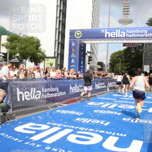 29.06.2025 - hella hamburg halbmarathon Michael Strokosch http://msf.ph/oto/8164892 29.06.2025 10:34:10 Ziel 9345, 9376, 11019, 11202, 11227, 13066, 13494, 14448, 16724, 17751, 17877 meine-sportfotos.de