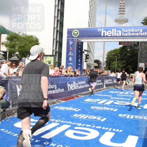 29.06.2025 - hella hamburg halbmarathon Michael Strokosch http://msf.ph/oto/8164901 29.06.2025 10:34:10 Ziel 9345, 9376, 11019, 11202, 11227, 13066, 13494, 14448, 16724, 17751, 17877 meine-sportfotos.de