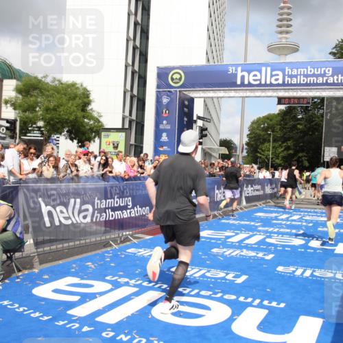 29.06.2025 - hella hamburg halbmarathon Michael Strokosch http://msf.ph/oto/8164916 29.06.2025 10:34:11 Ziel 7884, 9376, 11019, 11202, 13066, 14448, 16724, 17751, 17877 meine-sportfotos.de