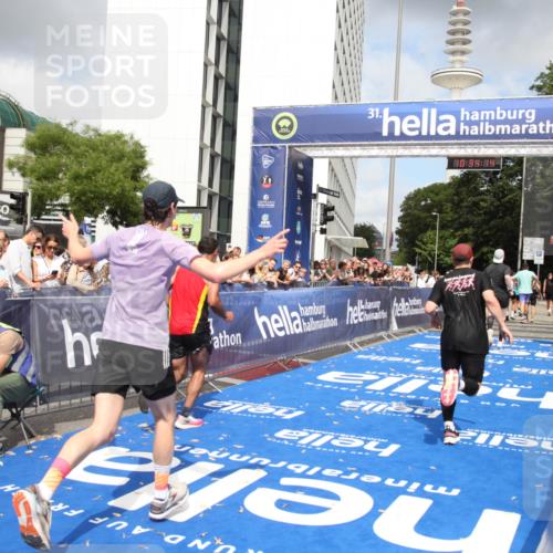 29.06.2025 - hella hamburg halbmarathon Michael Strokosch http://msf.ph/oto/8164990 29.06.2025 10:34:13 Ziel 7884, 7901, 9376, 11019, 11202, 13066, 16724, 17751, 18906 meine-sportfotos.de