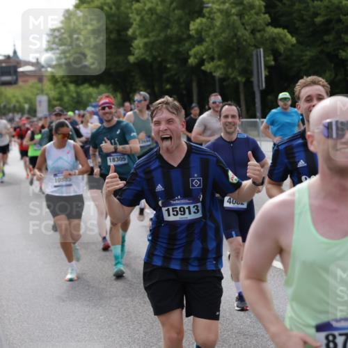 29.06.2025 - hella hamburg halbmarathon Jannik Wohlers http://msf.ph/oto/8165036 29.06.2025 10:20:34 Lombardsbrücke 2383, 2923, 2945, 3161, 3247, 3453, 3813, 4082, 4350, 5041, 5061, 5767, 6275, 6308, 6608, 7228, 7608, 8113, 8724, 8726, 9005, 9011, 9108, 9236, 9981, 10350, 10585, 10602, 11145, 12175, 12694, 12844, 13057, 13508, 14157, 14246, 14344, 14610, 14611, 14615, 14670, 14986, 15020, 15470, 15736, 15767, 15913, 16256, 16896, 16950, 17035, 17095, 17155, 17367, 17832, 18141, 18305, 18397, 18620, 18784, 19124, 19125, 19131, 19132 meine-sportfotos.de