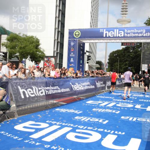 29.06.2025 - hella hamburg halbmarathon Michael Strokosch http://msf.ph/oto/8165039 29.06.2025 10:34:15 Ziel 7884, 7901, 9376, 11202, 13066, 17751, 18906 meine-sportfotos.de
