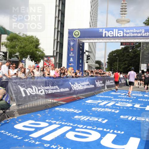 29.06.2025 - hella hamburg halbmarathon Michael Strokosch http://msf.ph/oto/8165055 29.06.2025 10:34:15 Ziel 7884, 7901, 9376, 11202, 13066, 17751, 18906 meine-sportfotos.de