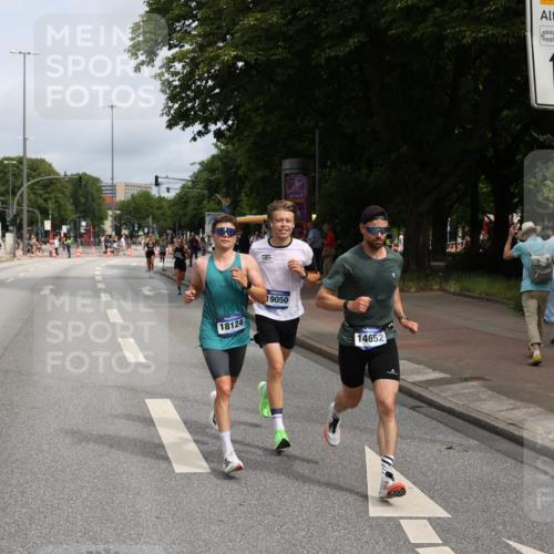 29.06.2025 - hella hamburg halbmarathon Yannick Fuchs http://msf.ph/oto/8165059 29.06.2025 10:22:24 20KM 5344, 9079, 9097, 9804, 10485, 10848, 12341, 13956, 14019, 14828, 15136, 18037, 18124, 19050 meine-sportfotos.de