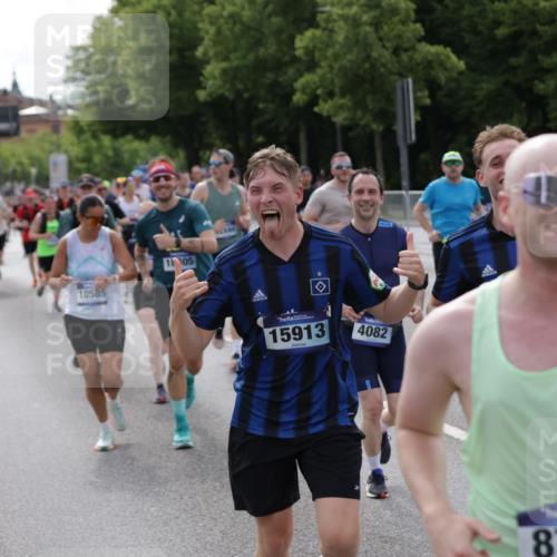 29.06.2025 - hella hamburg halbmarathon Jannik Wohlers http://msf.ph/oto/8165062 29.06.2025 10:20:34 Lombardsbrücke 2383, 2923, 2945, 3161, 3247, 3453, 3813, 4082, 4350, 5041, 5061, 5767, 6275, 6308, 6608, 7228, 7608, 8113, 8724, 8726, 9005, 9011, 9108, 9236, 9981, 10350, 10585, 10602, 11145, 12175, 12694, 12844, 13057, 13508, 14157, 14246, 14344, 14610, 14611, 14615, 14670, 14986, 15020, 15470, 15736, 15767, 15913, 16256, 16896, 16950, 17035, 17095, 17155, 17367, 17832, 18141, 18305, 18397, 18620, 18784, 19124, 19125, 19131, 19132 meine-sportfotos.de