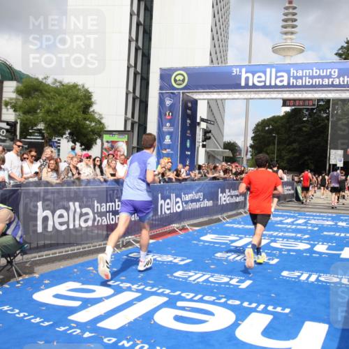29.06.2025 - hella hamburg halbmarathon Michael Strokosch http://msf.ph/oto/8165146 29.06.2025 10:34:18 Ziel 1080, 3005, 7884, 7901, 14784, 18906 meine-sportfotos.de