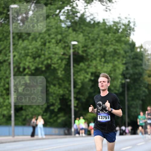 29.06.2025 - hella hamburg halbmarathon Dr. Thomas Lammeyer http://msf.ph/oto/8165158 29.06.2025 09:44:51 Kennedybrücke 2892, 4128, 4571, 6559, 7862, 10780, 11194 meine-sportfotos.de