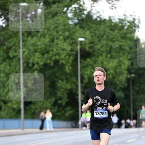 29.06.2025 - hella hamburg halbmarathon Dr. Thomas Lammeyer http://msf.ph/oto/8165192 29.06.2025 09:44:51 Kennedybrücke 2892, 4128, 4571, 6559, 7862, 10780, 11194 meine-sportfotos.de