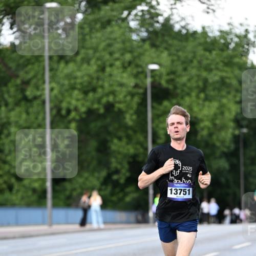 29.06.2025 - hella hamburg halbmarathon Dr. Thomas Lammeyer http://msf.ph/oto/8165215 29.06.2025 09:44:51 Kennedybrücke 2892, 4128, 4571, 6559, 7862, 10780, 11194 meine-sportfotos.de