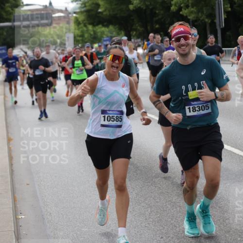 29.06.2025 - hella hamburg halbmarathon Jannik Wohlers http://msf.ph/oto/8165239 29.06.2025 10:20:35 Lombardsbrücke 1266, 1658, 2383, 2923, 2945, 3161, 3247, 3453, 3813, 4082, 4350, 5041, 5061, 5767, 6275, 6308, 7228, 7608, 8113, 8724, 8726, 9005, 9011, 9108, 9236, 9981, 10585, 10602, 11145, 12175, 12561, 12694, 12844, 13057, 13448, 13508, 14157, 14246, 14610, 14611, 14615, 14670, 14986, 15020, 15470, 15736, 15767, 15913, 16256, 16896, 16950, 17035, 17095, 17155, 17367, 17832, 18141, 18305, 18397, 18784, 19124, 19125, 19131, 19132 meine-sportfotos.de