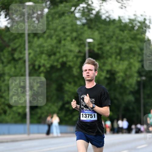 29.06.2025 - hella hamburg halbmarathon Dr. Thomas Lammeyer http://msf.ph/oto/8165241 29.06.2025 09:44:51 Kennedybrücke 2892, 4128, 4571, 6559, 7862, 10780, 11194 meine-sportfotos.de