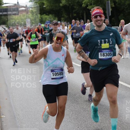 29.06.2025 - hella hamburg halbmarathon Jannik Wohlers http://msf.ph/oto/8165299 29.06.2025 10:20:35 Lombardsbrücke 1266, 1658, 2383, 2923, 2945, 3161, 3247, 3453, 3813, 4082, 4350, 5041, 5061, 5767, 6275, 6308, 7228, 7608, 8113, 8724, 8726, 9005, 9011, 9108, 9236, 9981, 10585, 10602, 11145, 12175, 12561, 12694, 12844, 13057, 13448, 13508, 14157, 14246, 14610, 14611, 14615, 14670, 14986, 15020, 15470, 15736, 15767, 15913, 16256, 16896, 16950, 17035, 17095, 17155, 17367, 17832, 18141, 18305, 18397, 18784, 19124, 19125, 19131, 19132 meine-sportfotos.de