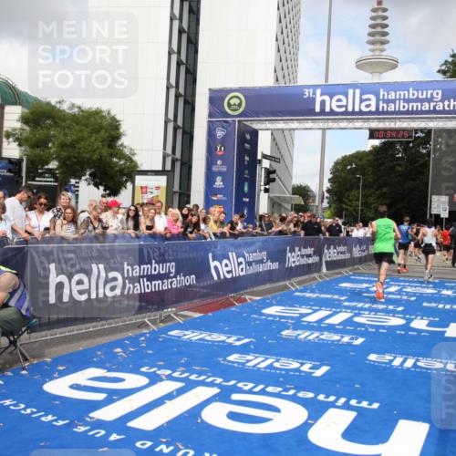 29.06.2025 - hella hamburg halbmarathon Michael Strokosch http://msf.ph/oto/8165314 29.06.2025 10:34:24 Ziel 1002, 1080, 3005, 5550, 14784, 16417 meine-sportfotos.de