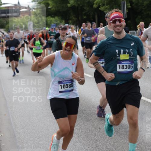 29.06.2025 - hella hamburg halbmarathon Jannik Wohlers http://msf.ph/oto/8165324 29.06.2025 10:20:35 Lombardsbrücke 1266, 1658, 2383, 2923, 2945, 3161, 3247, 3453, 3813, 4082, 4350, 5041, 5061, 5767, 6275, 6308, 7228, 7608, 8113, 8724, 8726, 9005, 9011, 9108, 9236, 9981, 10585, 10602, 11145, 12175, 12561, 12694, 12844, 13057, 13448, 13508, 14157, 14246, 14610, 14611, 14615, 14670, 14986, 15020, 15470, 15736, 15767, 15913, 16256, 16896, 16950, 17035, 17095, 17155, 17367, 17832, 18141, 18305, 18397, 18784, 19124, 19125, 19131, 19132 meine-sportfotos.de