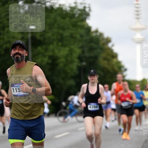 29.06.2025 - hella hamburg halbmarathon Dr. Thomas Lammeyer http://msf.ph/oto/8165375 29.06.2025 10:09:17 Kennedybrücke 1126, 1213, 1347, 1863, 2298, 2424, 2540, 2852, 3071, 3578, 4293, 4394, 4538, 5869, 6059, 6907, 6908, 7017, 7826, 8316, 8999, 9007, 9165, 9680, 10694, 10834, 11088 meine-sportfotos.de