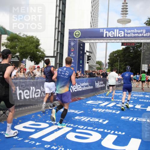 29.06.2025 - hella hamburg halbmarathon Michael Strokosch http://msf.ph/oto/8165408 29.06.2025 10:34:27 Ziel 1002, 5550, 9686, 14784, 16417, 18099 meine-sportfotos.de