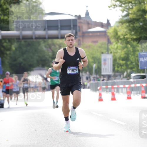 29.06.2025 - hella hamburg halbmarathon Jannik Wohlers http://msf.ph/oto/8165415 29.06.2025 09:40:50 Lombardsbrücke 7834, 7963, 11624, 17886 meine-sportfotos.de