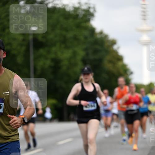 29.06.2025 - hella hamburg halbmarathon Dr. Thomas Lammeyer http://msf.ph/oto/8165418 29.06.2025 10:09:17 Kennedybrücke 1126, 1213, 1347, 1863, 2298, 2424, 2540, 2852, 3071, 3578, 4293, 4394, 4538, 5869, 6059, 6907, 6908, 7017, 7826, 8316, 8999, 9007, 9165, 9680, 10694, 10834, 11088 meine-sportfotos.de