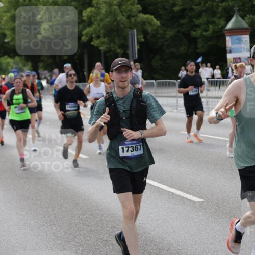 29.06.2025 - hella hamburg halbmarathon Jannik Wohlers http://msf.ph/oto/8165447 29.06.2025 10:20:37 Lombardsbrücke 1266, 1658, 2383, 2923, 2945, 2986, 3161, 3453, 3813, 4082, 4350, 5041, 5061, 5767, 6275, 6308, 7228, 7608, 8113, 8724, 8726, 9005, 9011, 9108, 9236, 9981, 10585, 10602, 11145, 11698, 12175, 12395, 12561, 12694, 12844, 13057, 13448, 13508, 14157, 14610, 14611, 14615, 14670, 14986, 15020, 15470, 15736, 15767, 15913, 16256, 16896, 16950, 17035, 17367, 17832, 18141, 18305, 18397, 18784, 19124, 19125 meine-sportfotos.de