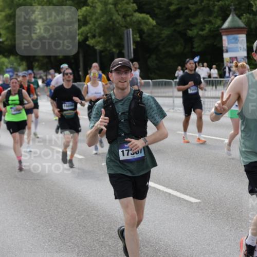 29.06.2025 - hella hamburg halbmarathon Jannik Wohlers http://msf.ph/oto/8165461 29.06.2025 10:20:37 Lombardsbrücke 1266, 1658, 2383, 2923, 2945, 2986, 3161, 3453, 3813, 4082, 4350, 5041, 5061, 5767, 6275, 6308, 7228, 7608, 8113, 8724, 8726, 9005, 9011, 9108, 9236, 9981, 10585, 10602, 11145, 11698, 12175, 12395, 12561, 12694, 12844, 13057, 13448, 13508, 14157, 14610, 14611, 14615, 14670, 14986, 15020, 15470, 15736, 15767, 15913, 16256, 16896, 16950, 17035, 17367, 17832, 18141, 18305, 18397, 18784, 19124, 19125 meine-sportfotos.de