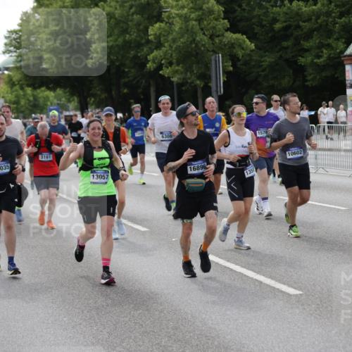 29.06.2025 - hella hamburg halbmarathon Jannik Wohlers http://msf.ph/oto/8165492 29.06.2025 10:20:38 Lombardsbrücke 1266, 1658, 2383, 2923, 2945, 2956, 2986, 3161, 3453, 3813, 4082, 4350, 5041, 5061, 5767, 6275, 6308, 7228, 7608, 8113, 8724, 8726, 9005, 9011, 9108, 9236, 9981, 10585, 10602, 11145, 11698, 12175, 12395, 12561, 12694, 12844, 13057, 13448, 13508, 14615, 14670, 14819, 14986, 15020, 15470, 15736, 15767, 15913, 16256, 16896, 16950, 17035, 17367, 17832, 18141, 18170, 18305, 18397, 18784, 18809, 19124, 19125 meine-sportfotos.de