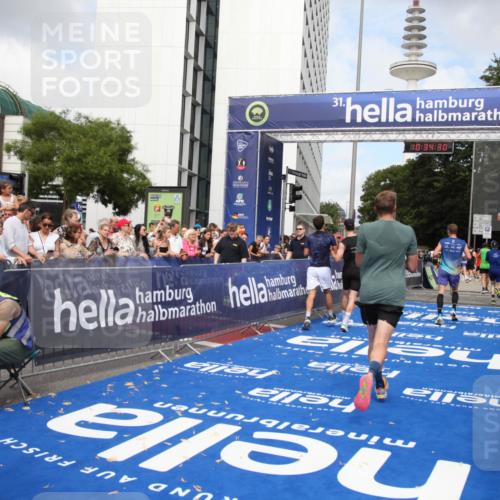 29.06.2025 - hella hamburg halbmarathon Michael Strokosch http://msf.ph/oto/8165508 29.06.2025 10:34:29 Ziel 1002, 5550, 6305, 9686, 13618, 16417, 18099 meine-sportfotos.de