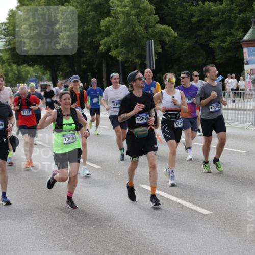 29.06.2025 - hella hamburg halbmarathon Jannik Wohlers http://msf.ph/oto/8165558 29.06.2025 10:20:38 Lombardsbrücke 1266, 1658, 2383, 2923, 2945, 2956, 2986, 3161, 3453, 3813, 4082, 4350, 5041, 5061, 5767, 6275, 6308, 7228, 7608, 8113, 8724, 8726, 9005, 9011, 9108, 9236, 9981, 10585, 10602, 11145, 11698, 12175, 12395, 12561, 12694, 12844, 13057, 13448, 13508, 14615, 14670, 14819, 14986, 15020, 15470, 15736, 15767, 15913, 16256, 16896, 16950, 17035, 17367, 17832, 18141, 18170, 18305, 18397, 18784, 18809, 19124, 19125 meine-sportfotos.de