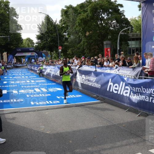 29.06.2025 - hella hamburg halbmarathon Zöllner http://msf.ph/oto/8165663 29.06.2025 10:04:37 Ziel 58 meine-sportfotos.de