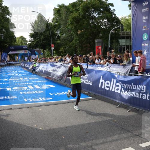 29.06.2025 - hella hamburg halbmarathon Zöllner http://msf.ph/oto/8165668 29.06.2025 10:04:37 Ziel 58 meine-sportfotos.de