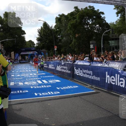 29.06.2025 - hella hamburg halbmarathon Zöllner http://msf.ph/oto/8165681 29.06.2025 10:05:13 Ziel 21, 20052, 20518 meine-sportfotos.de