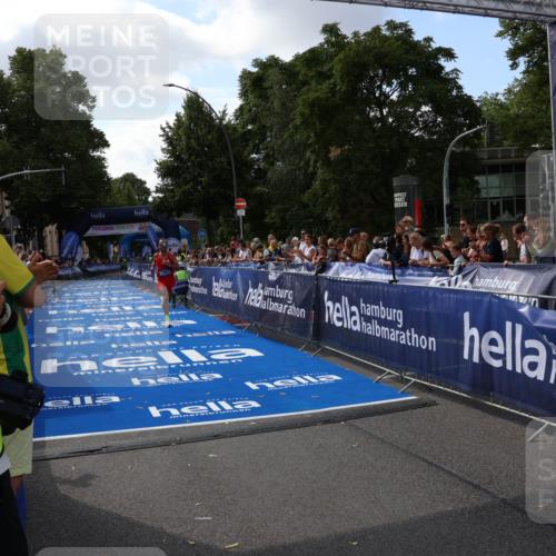 29.06.2025 - hella hamburg halbmarathon Zöllner http://msf.ph/oto/8165687 29.06.2025 10:05:14 Ziel 21, 20052, 20518 meine-sportfotos.de