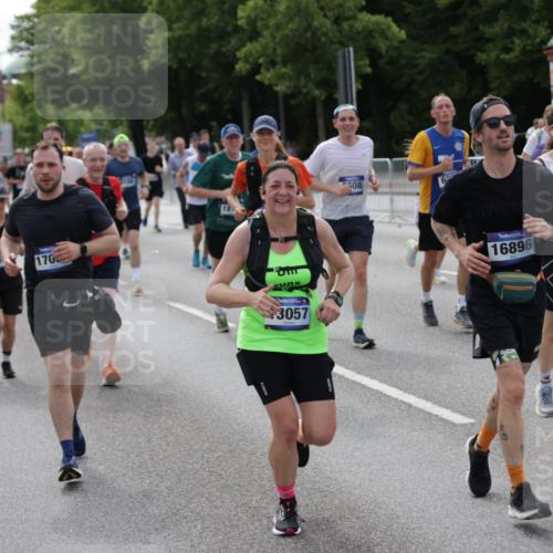 29.06.2025 - hella hamburg halbmarathon Jannik Wohlers http://msf.ph/oto/8165696 29.06.2025 10:20:39 Lombardsbrücke 1028, 1266, 1658, 2383, 2923, 2945, 2956, 2986, 3161, 3453, 3813, 4082, 4350, 5041, 5061, 5767, 6275, 6308, 7228, 7608, 8113, 8724, 8726, 9005, 9011, 9108, 9236, 10585, 10602, 11698, 11775, 12175, 12395, 12561, 12694, 13057, 13448, 13508, 14615, 14809, 14819, 14986, 15020, 15470, 15736, 15767, 15913, 16256, 16896, 17035, 17341, 17367, 17832, 18141, 18170, 18305, 18397, 18784, 18809, 19124 meine-sportfotos.de