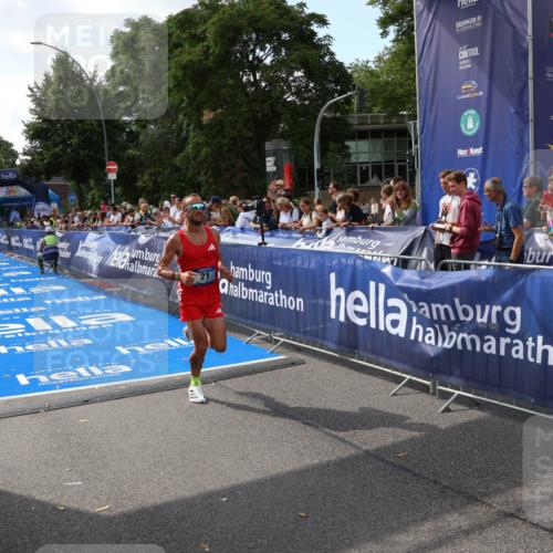 29.06.2025 - hella hamburg halbmarathon Zöllner http://msf.ph/oto/8165700 29.06.2025 10:05:16 Ziel 19, 21, 20052, 20518 meine-sportfotos.de