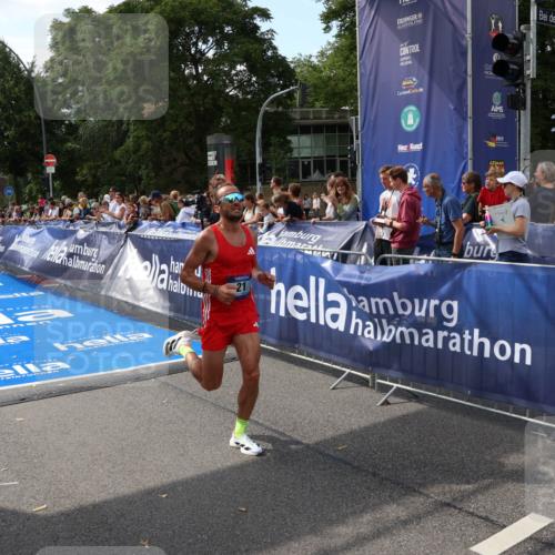 29.06.2025 - hella hamburg halbmarathon Zöllner http://msf.ph/oto/8165706 29.06.2025 10:05:16 Ziel 19, 21, 20052, 20518 meine-sportfotos.de