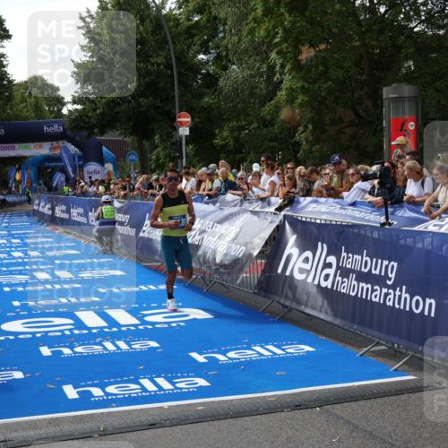 29.06.2025 - hella hamburg halbmarathon Zöllner http://msf.ph/oto/8165715 29.06.2025 10:05:23 Ziel 17, 19 meine-sportfotos.de