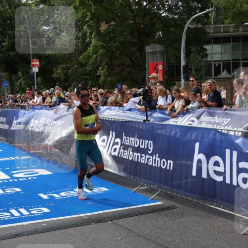 29.06.2025 - hella hamburg halbmarathon Zöllner http://msf.ph/oto/8165734 29.06.2025 10:05:24 Ziel 17, 19 meine-sportfotos.de