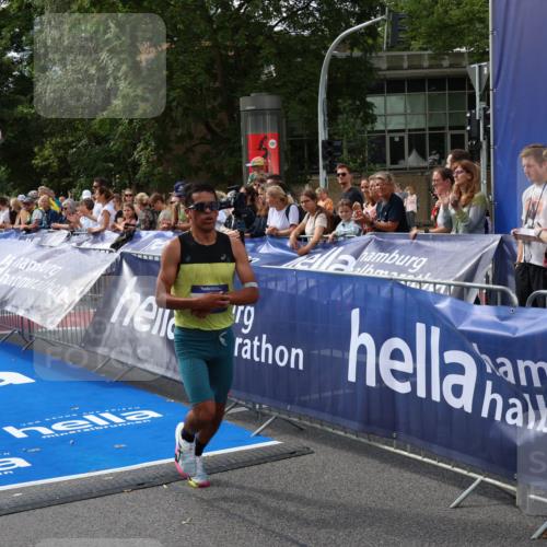 29.06.2025 - hella hamburg halbmarathon Zöllner http://msf.ph/oto/8165752 29.06.2025 10:05:24 Ziel 17, 19 meine-sportfotos.de