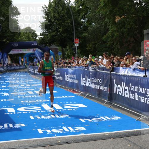 29.06.2025 - hella hamburg halbmarathon Zöllner http://msf.ph/oto/8165765 29.06.2025 10:05:31 Ziel 17 meine-sportfotos.de