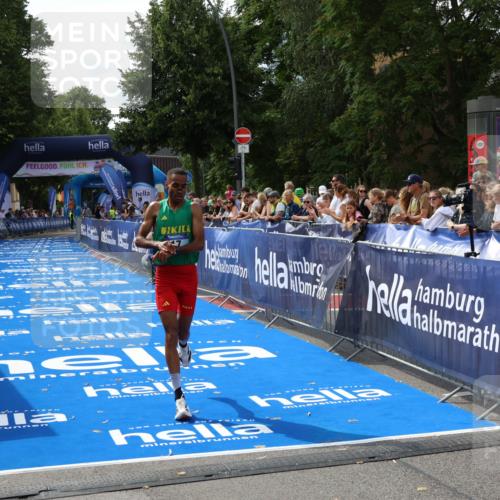 29.06.2025 - hella hamburg halbmarathon Zöllner http://msf.ph/oto/8165773 29.06.2025 10:05:31 Ziel 17 meine-sportfotos.de