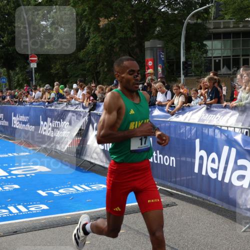 29.06.2025 - hella hamburg halbmarathon Zöllner http://msf.ph/oto/8165812 29.06.2025 10:05:32 Ziel 17 meine-sportfotos.de