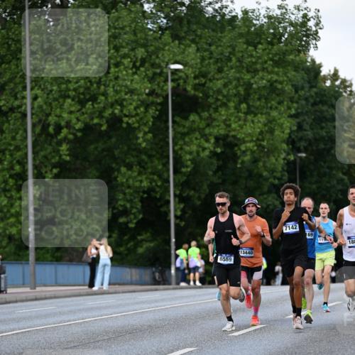 29.06.2025 - hella hamburg halbmarathon Dr. Thomas Lammeyer http://msf.ph/oto/8165823 29.06.2025 09:44:56 Kennedybrücke 1241, 2892, 6559, 7862, 10780, 11194 meine-sportfotos.de
