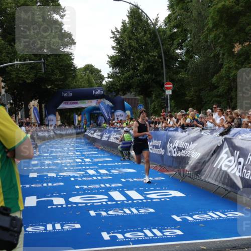 29.06.2025 - hella hamburg halbmarathon Zöllner http://msf.ph/oto/8165852 29.06.2025 10:06:03 Ziel 24 meine-sportfotos.de
