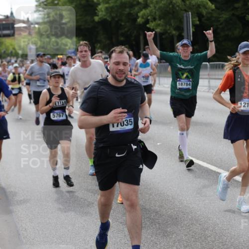 29.06.2025 - hella hamburg halbmarathon Jannik Wohlers http://msf.ph/oto/8165870 29.06.2025 10:20:40 Lombardsbrücke 1028, 1266, 1658, 2383, 2956, 2986, 3161, 3453, 3813, 4082, 4350, 5041, 5061, 5767, 6275, 6308, 7228, 7608, 8724, 8726, 9005, 9011, 9108, 9236, 9501, 10585, 10602, 11698, 11775, 12175, 12395, 12561, 12694, 13057, 13448, 13508, 14499, 14519, 14615, 14809, 14819, 14986, 15020, 15470, 15736, 15767, 15913, 16256, 16896, 17035, 17341, 17367, 18141, 18170, 18305, 18397, 18784, 18809, 19124 meine-sportfotos.de