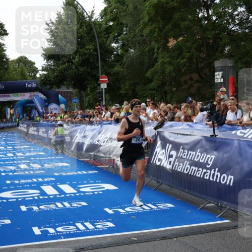 29.06.2025 - hella hamburg halbmarathon Zöllner http://msf.ph/oto/8165874 29.06.2025 10:06:04 Ziel 24 meine-sportfotos.de