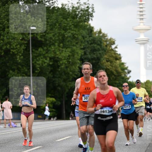 29.06.2025 - hella hamburg halbmarathon Dr. Thomas Lammeyer http://msf.ph/oto/8165900 29.06.2025 10:09:20 Kennedybrücke 1213, 1347, 1863, 2298, 2424, 2540, 3071, 3578, 4394, 5869, 6059, 6907, 6908, 7017, 7826, 8316, 8999, 9007, 9019, 9075, 9165, 9680, 10694, 11088 meine-sportfotos.de