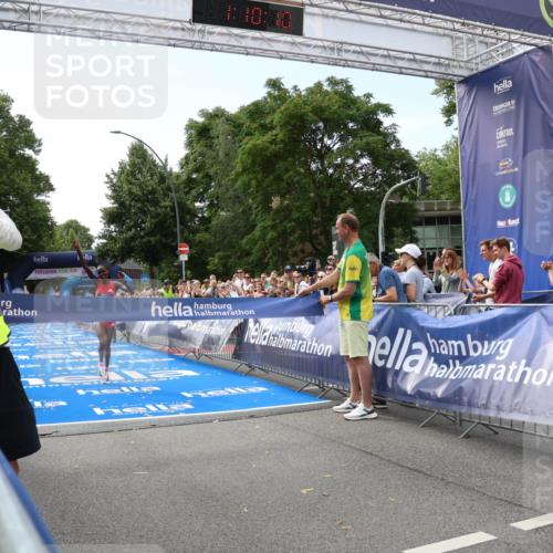 29.06.2025 - hella hamburg halbmarathon Zöllner http://msf.ph/oto/8165995 29.06.2025 10:10:13 Ziel 48 meine-sportfotos.de