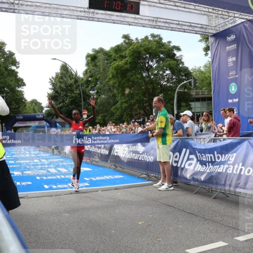 29.06.2025 - hella hamburg halbmarathon Zöllner http://msf.ph/oto/8166022 29.06.2025 10:10:14 Ziel 48 meine-sportfotos.de