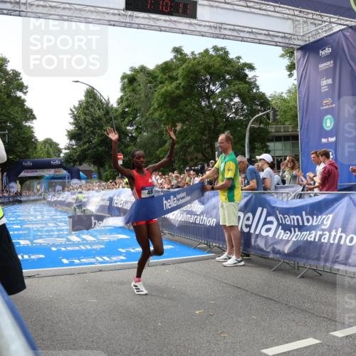 29.06.2025 - hella hamburg halbmarathon Zöllner http://msf.ph/oto/8166037 29.06.2025 10:10:14 Ziel 48 meine-sportfotos.de