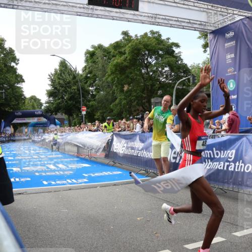 29.06.2025 - hella hamburg halbmarathon Zöllner http://msf.ph/oto/8166055 29.06.2025 10:10:15 Ziel  meine-sportfotos.de
